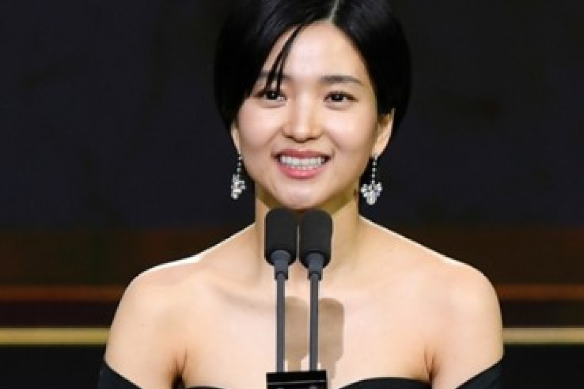 Kim Tae Ri Beri Kejutan dan Bawa Pulang Piala Daesang! Simak Daftar Penghargaan dan Moment Lucu Selama SBS Awards 2023 